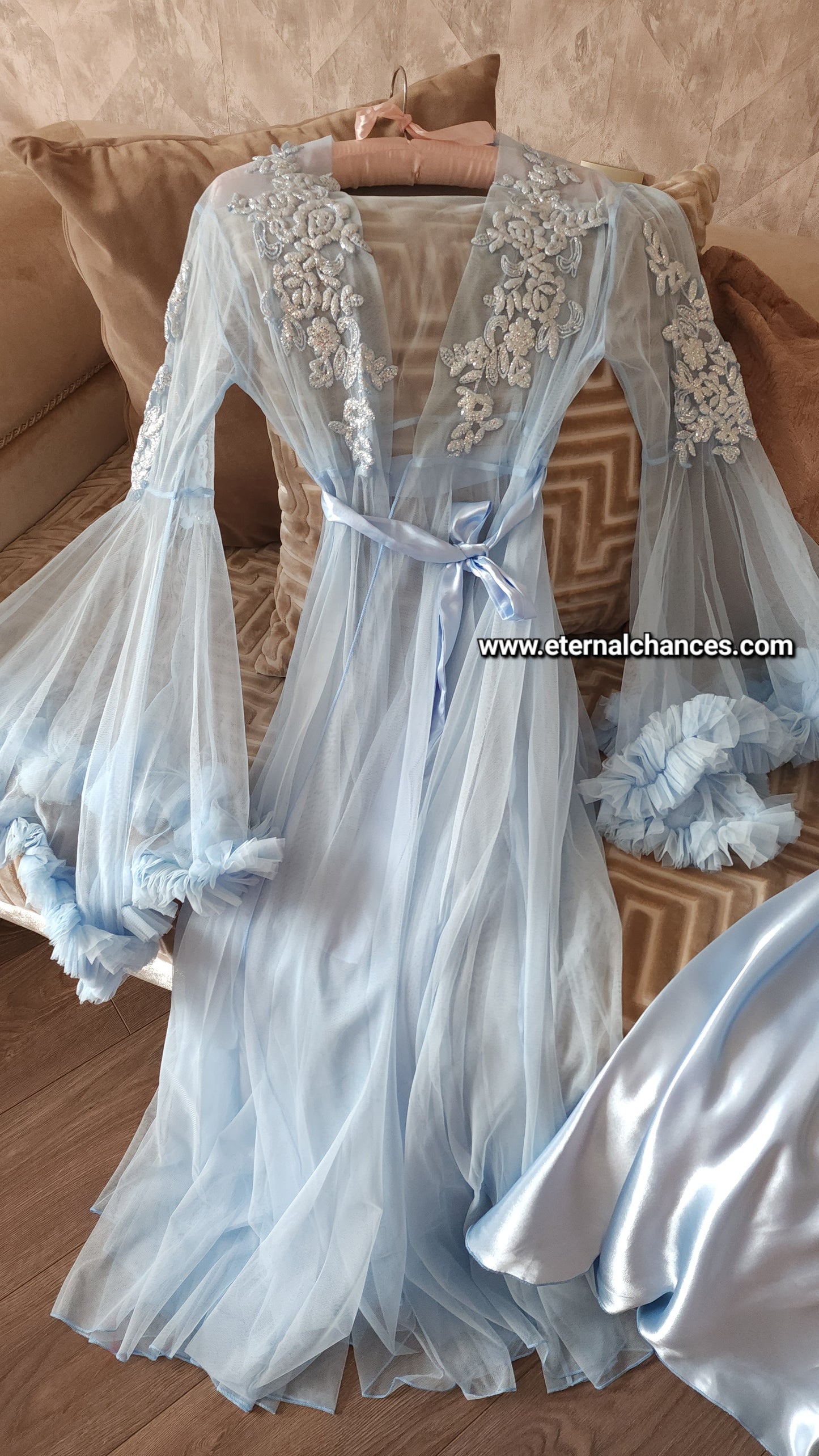 Ensemble long Bleu Ciel Déshabillé + Nuisette en Satin & Tulle Brodé – Édition Royale (taille standard)