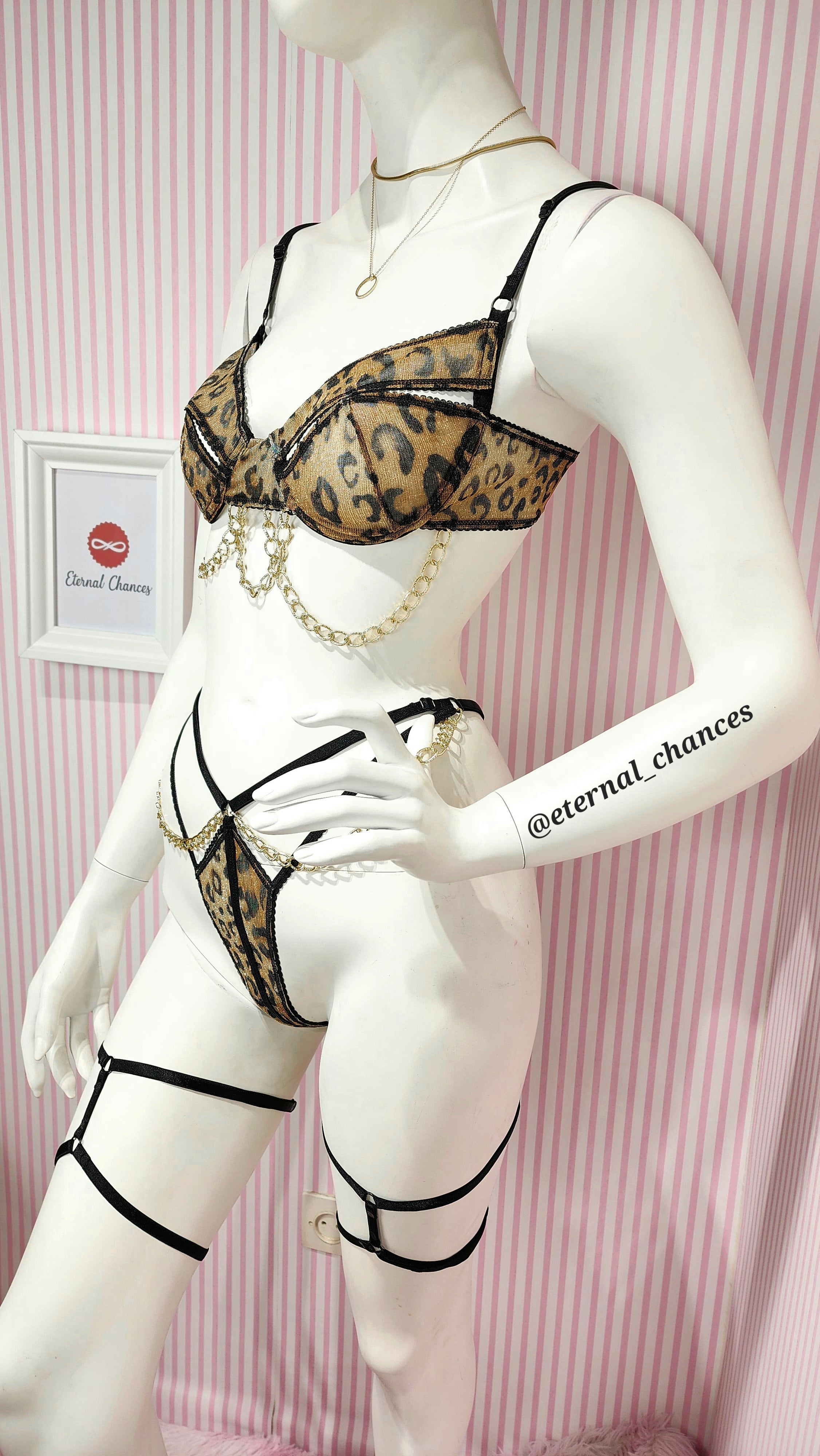 Ensemble 3 pièces tissu brillant détaillé en chaine dorée disponible en 3 tailles (S / M/ L / XL)