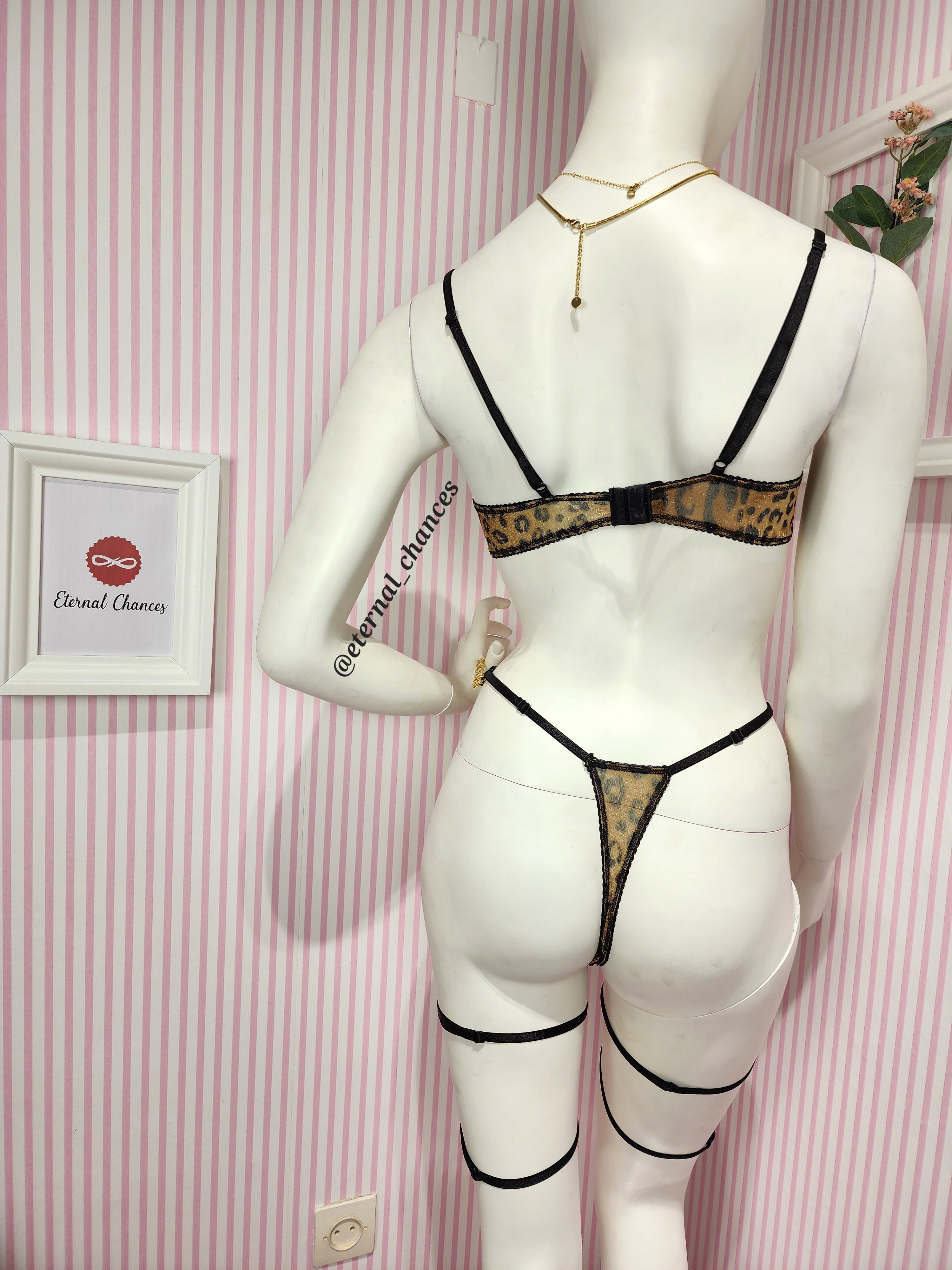 Ensemble 3 pièces tissu brillant détaillé en chaine dorée disponible en 3 tailles (S / M/ L / XL)